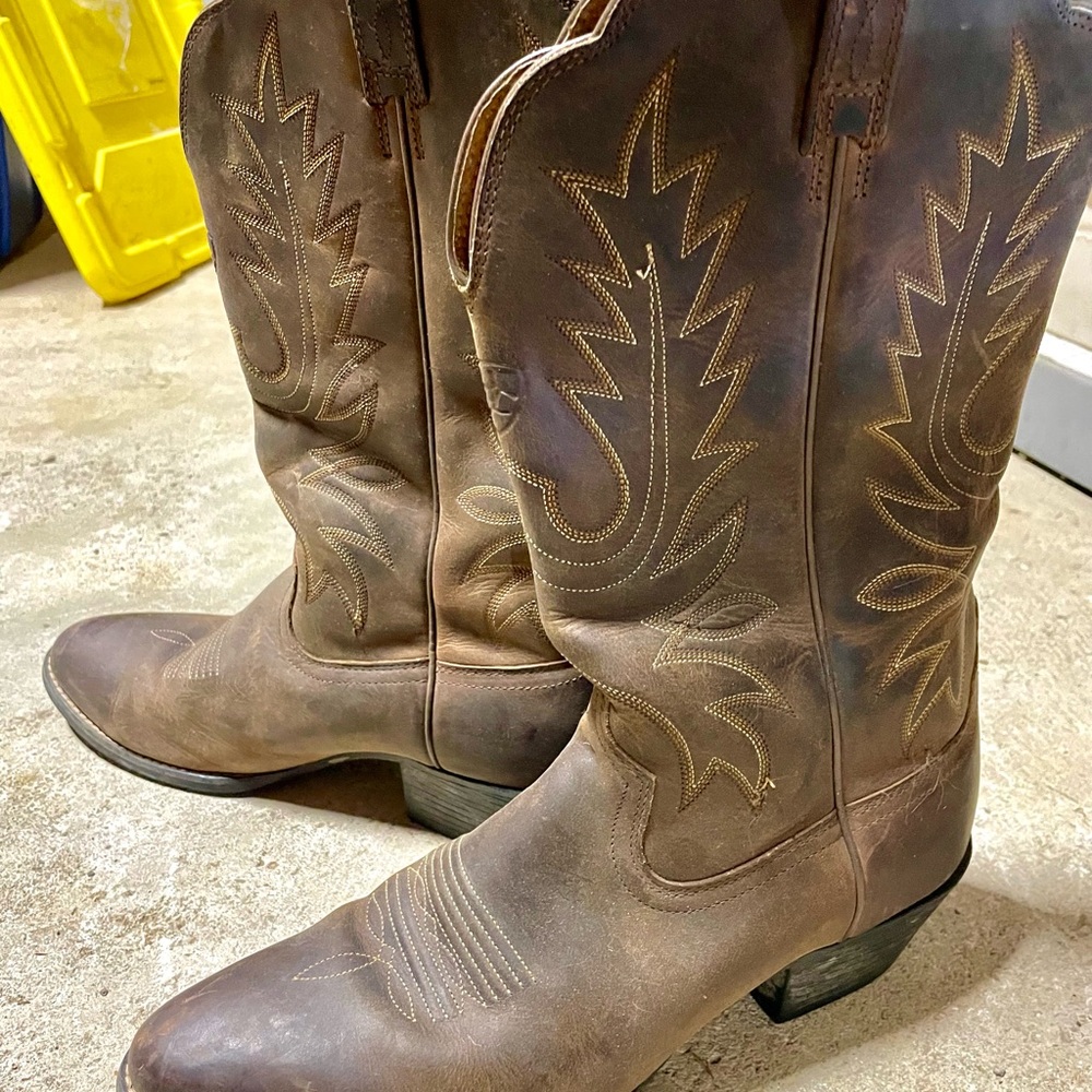 Ariat Cowgirl boots. Brown leather. Size 9.5. Worn once for a wedding.